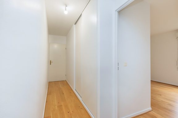 Peinture intérieure d’un couloir d’appartement avec murs blancs