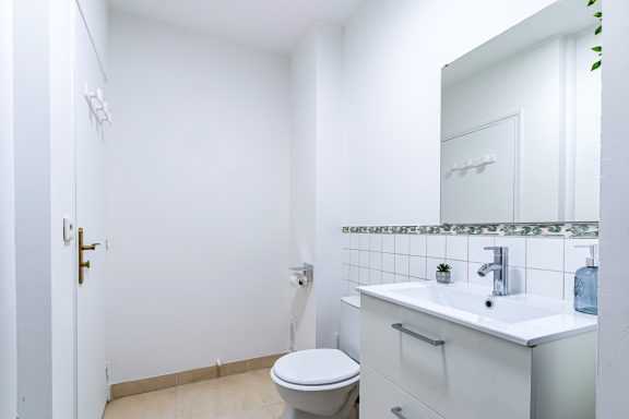 Peinture intérieure d’une salle de douche avec finitions soignées