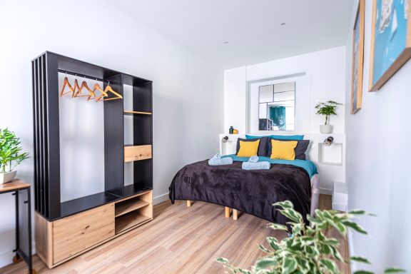 Peinture intérieure d’une chambre d’appartement rénovée à Versailles