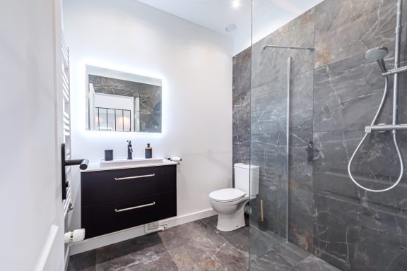 Peinture intérieure d’une salle de bain à Versailles avec finitions soignées