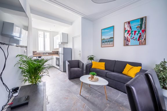 Peinture intérieure d’un salon d’appartement rénové à Versailles