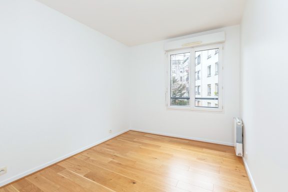 Peinture intérieure d’une chambre avec placards intégrés