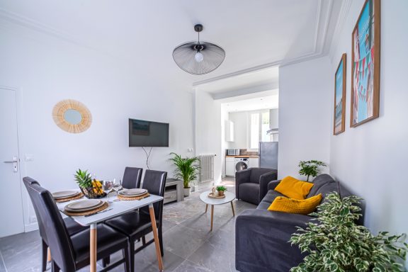 Peinture intérieure d’une pièce de vie rénovée dans un appartement à Versailles