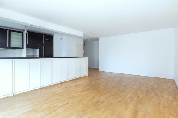 Séjour avec cuisine ouverte rénové en peinture intérieure