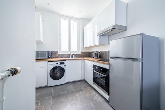 Peinture intérieure d’une cuisine d’appartement rénovée à Versailles