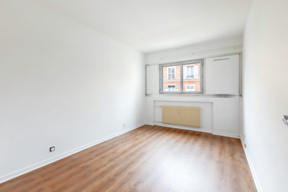 Chambre rénovée avec peinture intérieure et pose d’un sol PVC clipsable imitation parquet