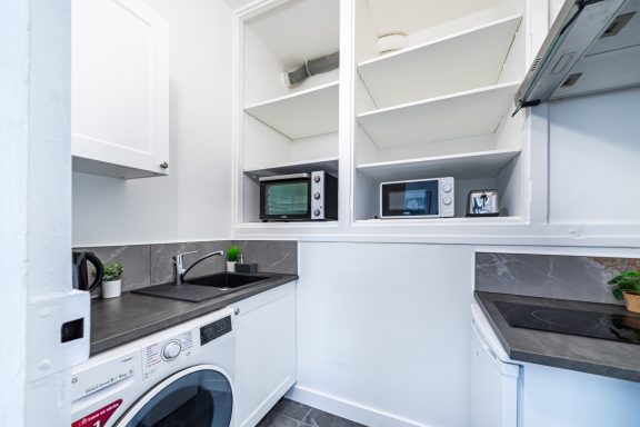 Peinture intérieure d’une cuisine à Versailles avec murs clairs et finitions propres