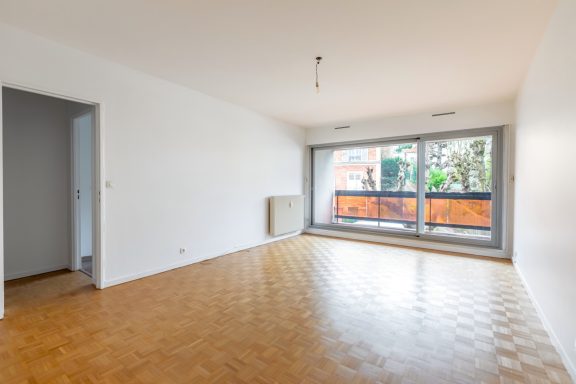 Peinture intérieure d’un séjour avec parquet rénové et finitions propres