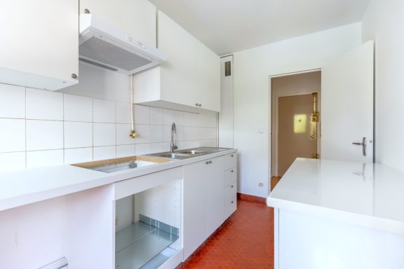 Peinture intérieure d’une cuisine rénovée avec murs et plafonds remis à neuf