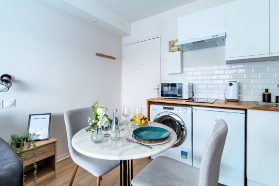 Peinture intérieure d’un studio avec cuisine ouverte après rénovation