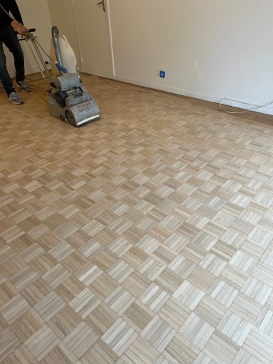 Ponçage de parquet en cours avant vitrification