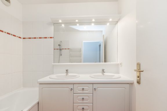 Salle de bain rénovée avec peinture intérieure et finitions soignées