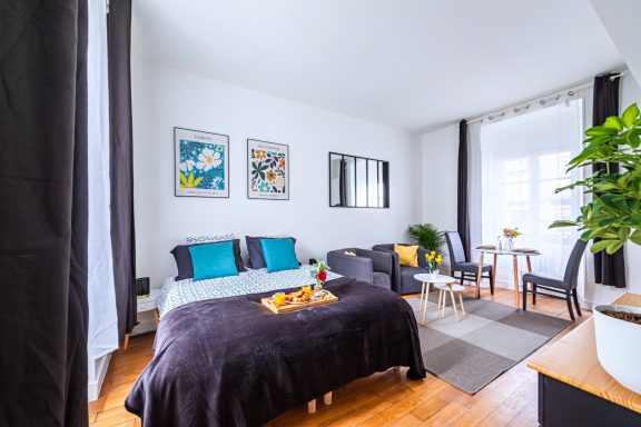 Peinture intérieure d’une chambre à Versailles avec murs clairs et rendu uniforme