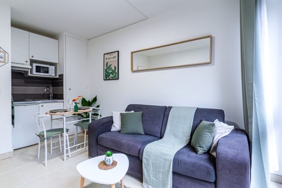 Peinture intérieure d’un studio avec pièce principale et coin cuisine rénovés