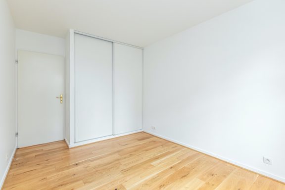 Peinture intérieure d’une chambre avec murs blancs et finitions soignées