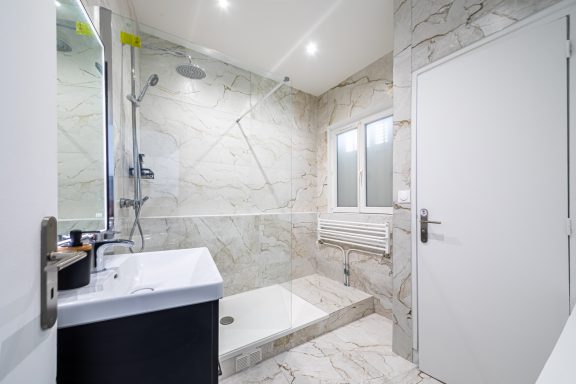 Peinture intérieure d’une salle de bain d’appartement rénovée à Versailles