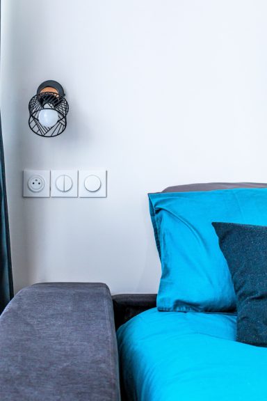 Détail des finitions de peinture murale dans un espace nuit