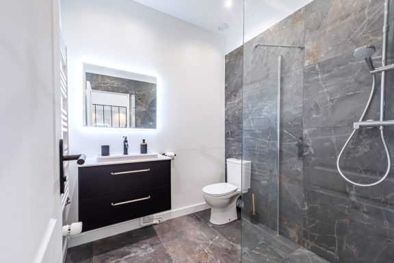 Peinture des murs et plafonds dans une salle de bain