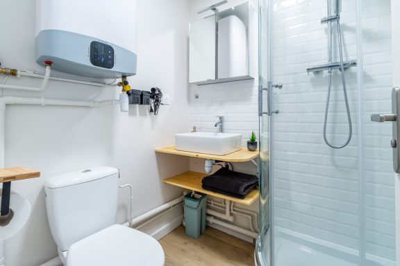 Peinture intérieure d’une salle de douche avec murs blancs et finitions nettes