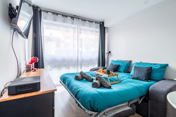 Peinture intérieure d’une chambre avec sol PVC clipsable