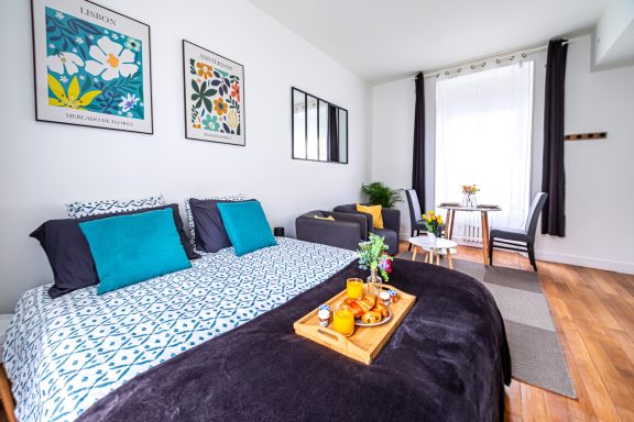 Détail de finitions en peinture intérieure dans une chambre à Versailles