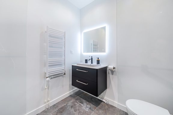 Rénovation peinture d’une salle de bain à Versailles – murs clairs et rendu net