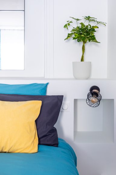 Détail des finitions de peinture intérieure dans un appartement à Versailles