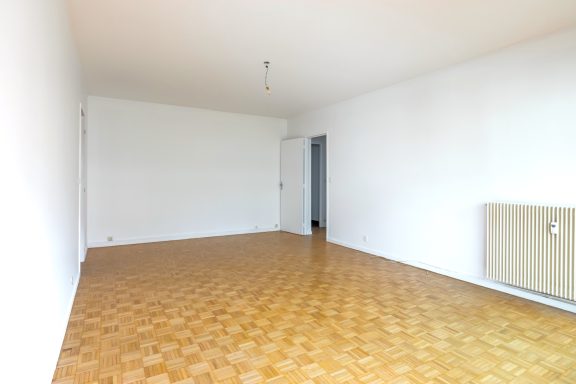 Finitions de peinture intérieure dans un séjour après rénovation du parquet