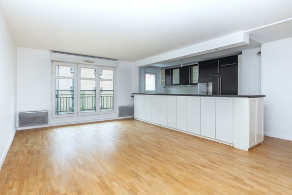 Parquet rénové dans un séjour après ponçage et vitrification