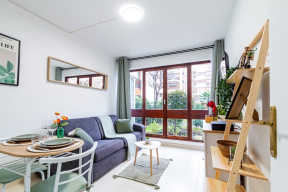 Peinture intérieure d’un studio avec pièce principale rénovée et finitions soignées